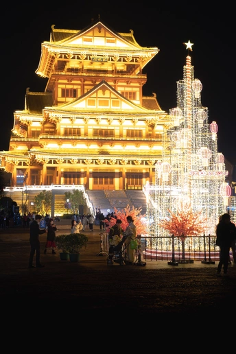 晚上亮着灯的楼前的人们