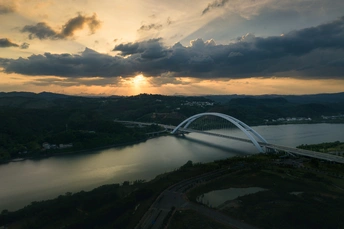 夕阳下跨河的桥
