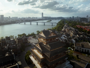 前景中有大河流经的城市 aerial view