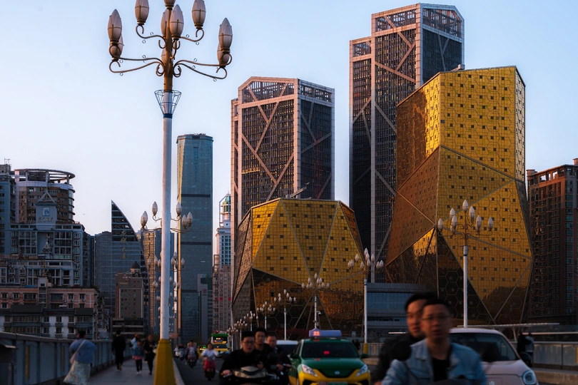 一个人口众多、高楼林立、车水马龙的城市