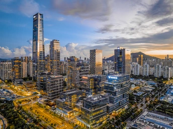 夕阳下的城市 高耸的摩天大楼和其他建筑