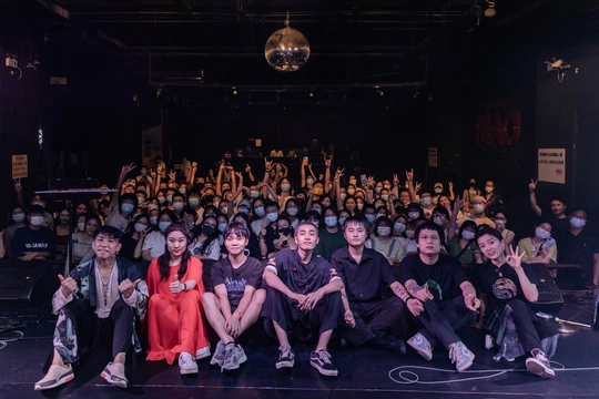 舞台上有演员的音乐会或演出中的一大群人