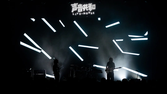 一个人在夜晚表演在舞台上