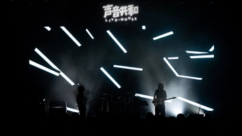 一个人在夜晚表演在舞台上