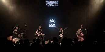 舞台上有一支乐队在演唱 前面坐满了观众。