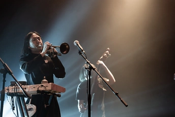 一个人在键盘上演奏 一个音乐家在舞台上演奏麦克风