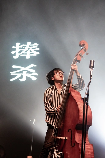 一个在音乐会上的舞台上演奏大提琴的男子