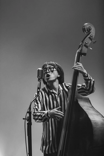 音乐节上一个男人在舞台上演奏乐器