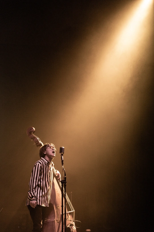 一个人在舞台上唱歌 乐队正在表演