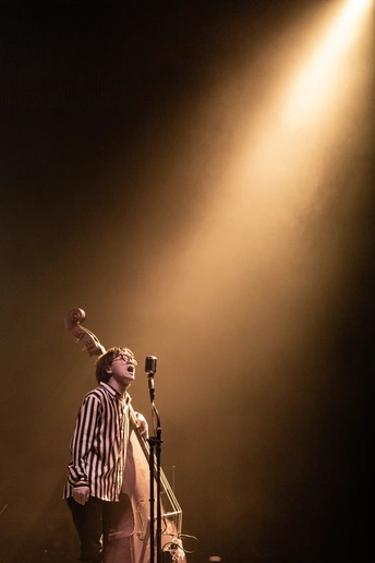 一个人在舞台上唱歌 乐队正在表演