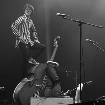 一张在音乐会舞台上表演的人的照片