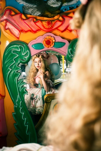 站在旋转木马前面的女人