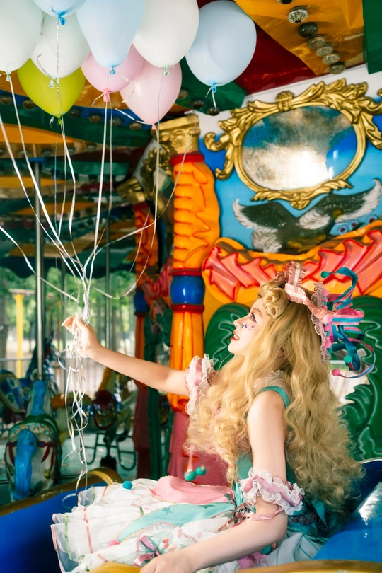 一个年轻女子抱着一个小女孩坐在旋转木马上