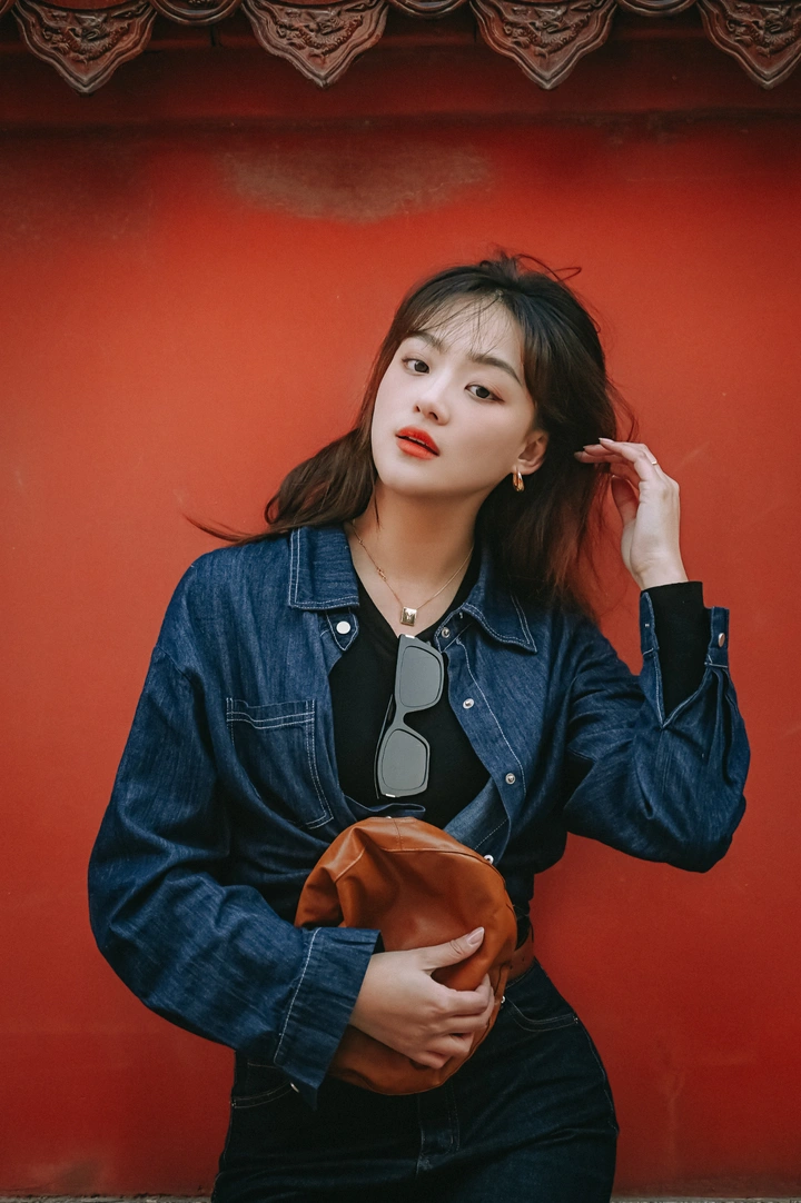 红色中的牛仔女孩