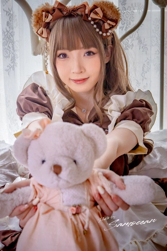 一位穿着连衣裙的年轻女子抱着一只小熊