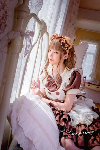 一个小女孩穿着一件白色连衣裙坐在床上