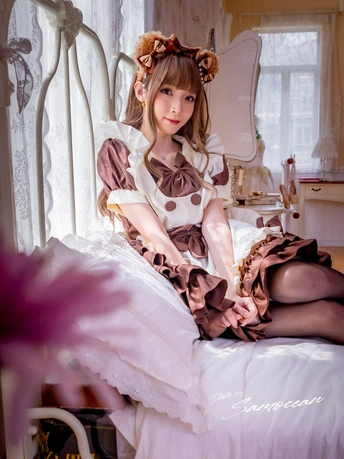 一个穿着小花裙子的年轻女子坐在床上