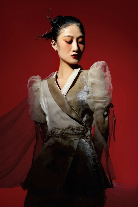 穿着红底和服的女人