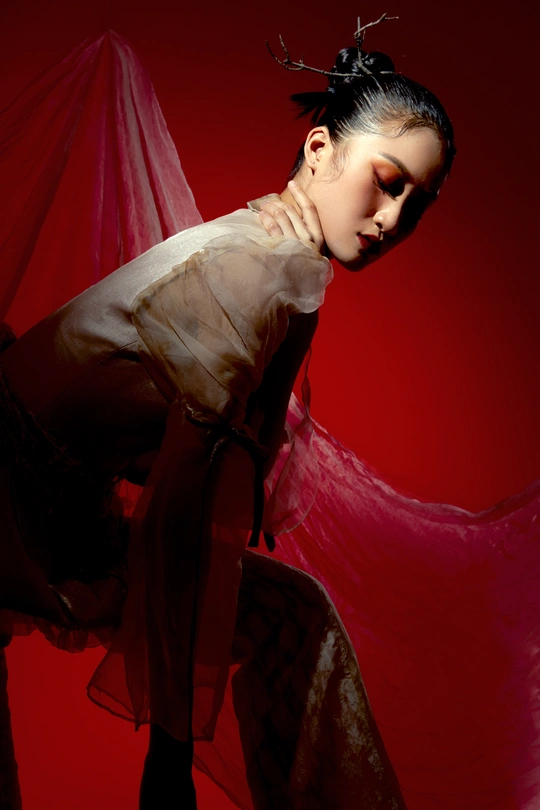 红底红裙的女人