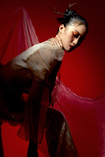 红底红裙的女人