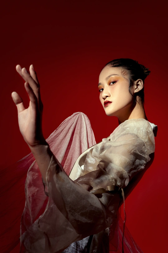 身后有红色背景的女人