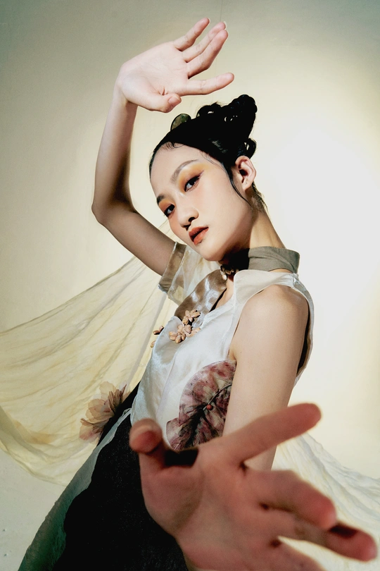 一个穿着艺术服装的女人举起手