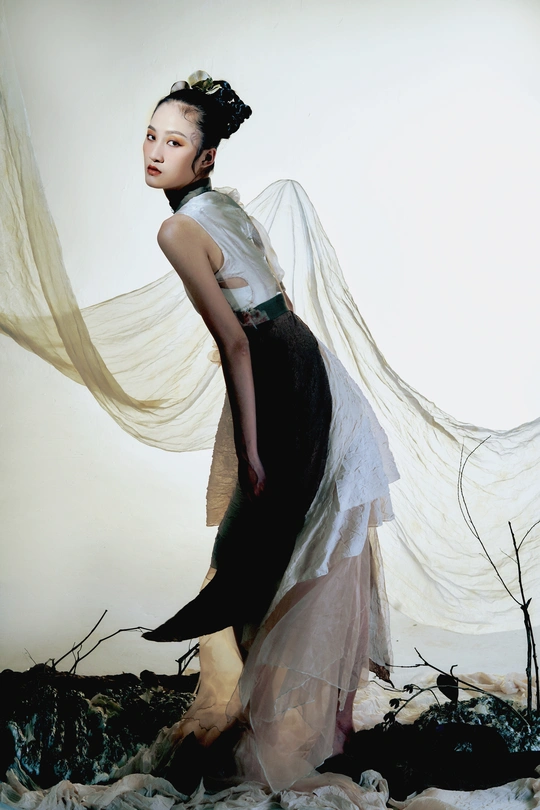 站在白色背景上的穿着白色连衣裙的女人