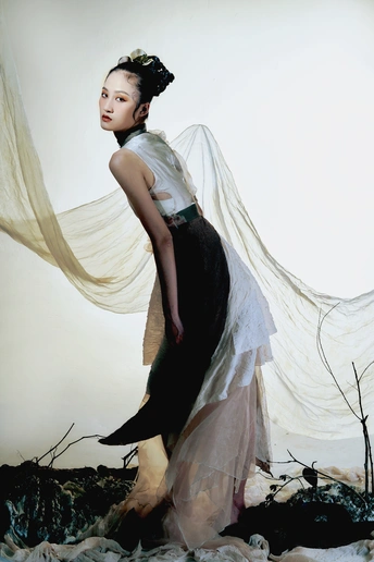 站在白色背景上的穿着白色连衣裙的女人