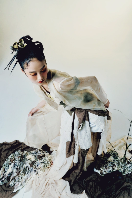 穿着白色和服的年轻女子