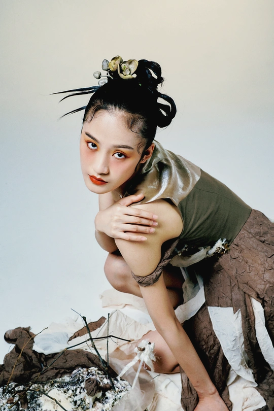 一位头发上插着鲜花、穿着漂亮连衣裙的年轻女子