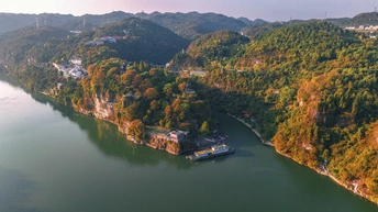 湖泊周围的丘陵和森林 aerial view