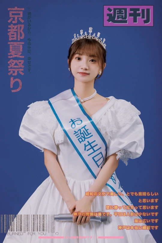 一位身着传统服装的年轻女子摆出姿势拍照