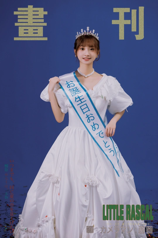 一位身穿白色连衣裙、头戴王冠的年轻女子在蓝色世界前摆姿势