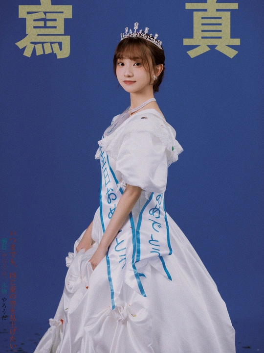 一位穿着传统服装的年轻女士 穿着蓝白相间的连衣裙