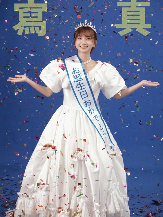 一位身穿传统服装的年轻女子身穿白色连衣裙 周围是五彩纸屑