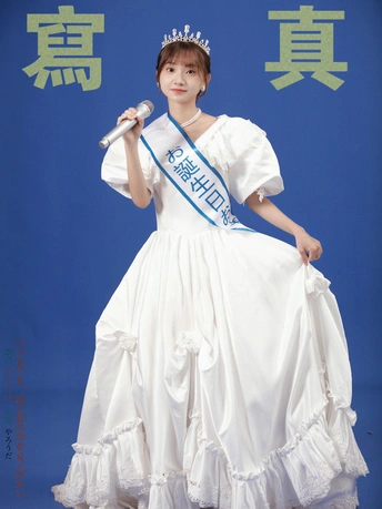 一个穿着传统服装 穿着白色连衣裙的年轻女子