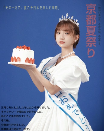 一个穿着白色连衣裙、拿着蛋糕、戴着王冠的年轻女子