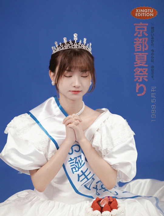 一位身穿白色连衣裙、头戴王冠的年轻女子在蛋糕前摆姿势