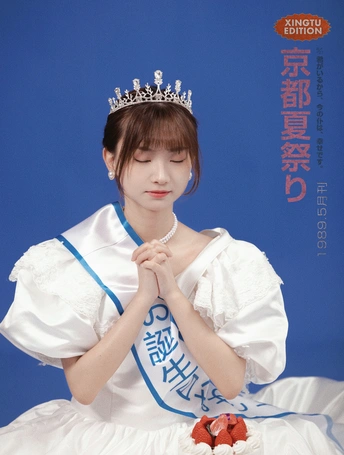 一位身穿白色连衣裙、头戴王冠的年轻女子在蛋糕前摆姿势