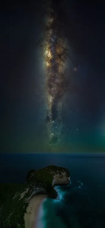 海洋上的星空照亮了夜晚的天空