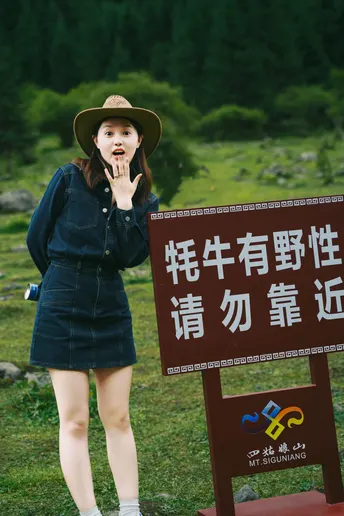 戴帽子站在路边的女子