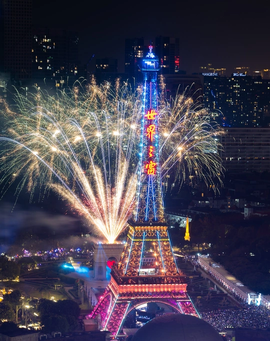 夜幕降临 埃菲尔铁塔上空烟花璀璨。