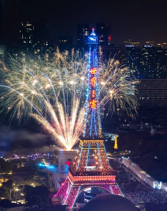 夜幕降临 埃菲尔铁塔上空烟花璀璨。