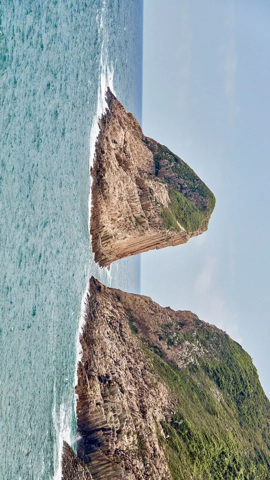 海洋中的瀑布和蓝色海景的悬崖 aerial view