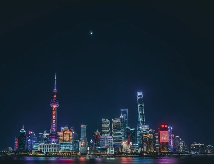 夜晚的城市 月亮照亮了建筑和天际线。