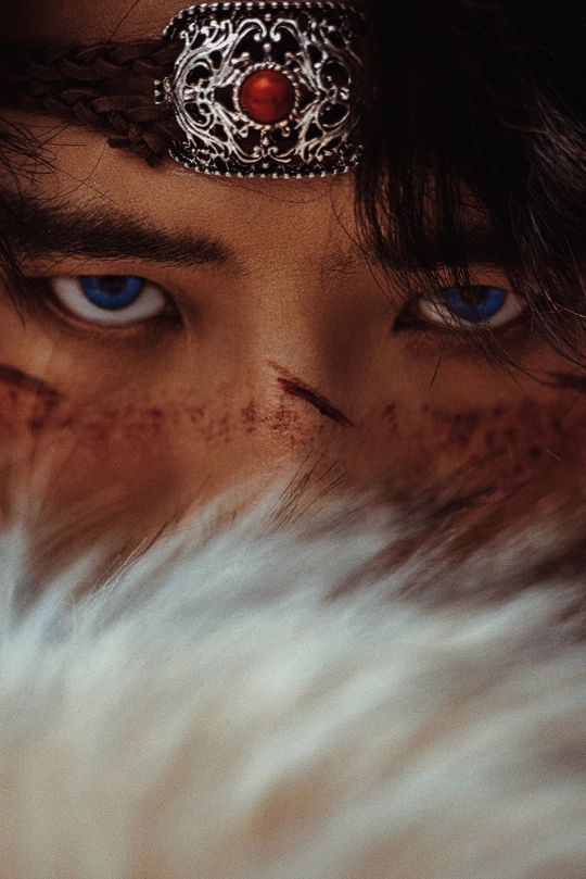 一个白脸蓝眼的男子