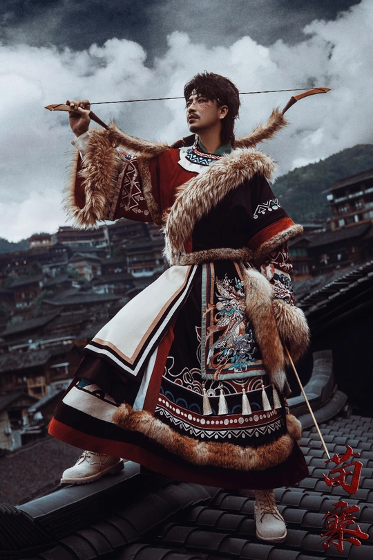 传统服装的女性在屋顶上