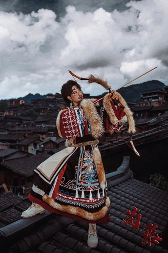 传统服装的男子在屋顶上 背景是天空。