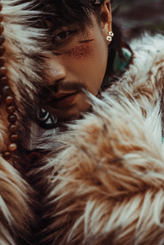 一位穿着皮草和头饰的年轻女子