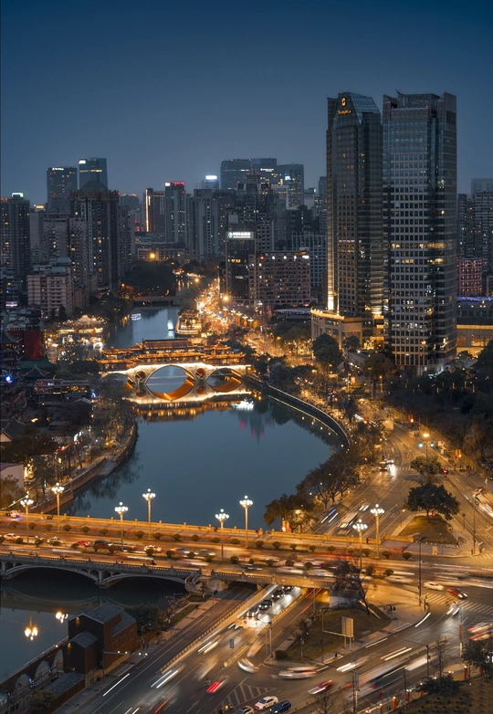 傍晚的城市夜景 建筑上的灯光和河流